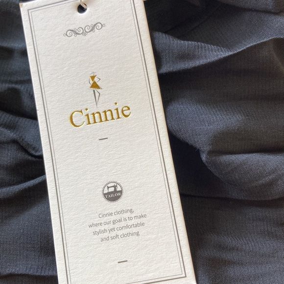 Cinnie Black Double-V Lace-Back Sleeveless Top Medium NWT - Picture 4 of 7